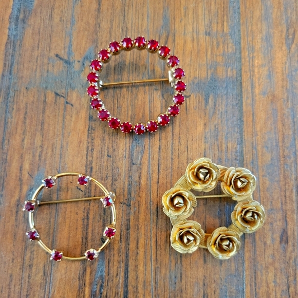 Set Of 3 Vintage Wreath Shaped Brooches - Picture 1 of 4
